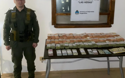 Le encontraron más de $33,6 millones debajo de los asientos a un empleado público en un control vehicular