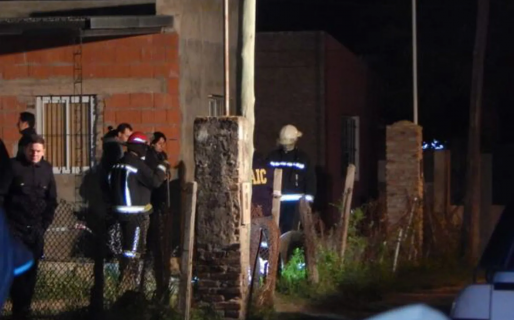 Encontraron a dos bebés enterradas en el patio de una casa y detuvieron a dos personas