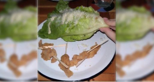 Pidió una ensalada César en Palermo y se hizo viral por la miseria que le sirvieron