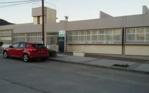 Dos menores fueron sorprendidos causando destrozos en el techo de una Escuela