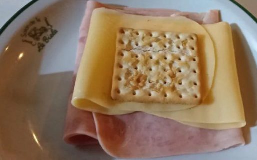 Pidió una galletita de agua con jamón y queso y le cobraron una fortuna: «Un robo»