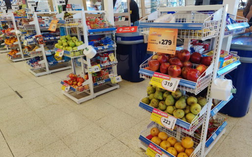 Un supermercado comodorense cambió parte de los dulces por frutas en línea de cajas