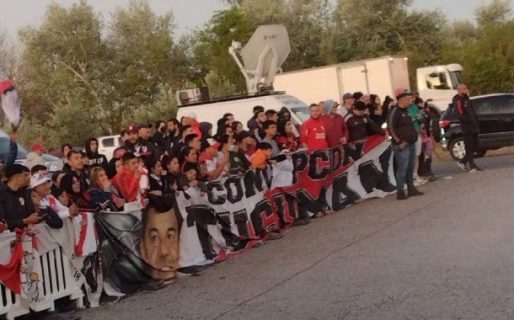Hinchas de River se concentraron para saludar a Gallardo en Ezeiza