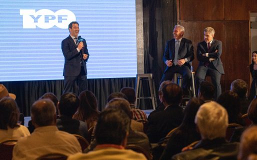 Luque firmó con YPF la histórica cesión de tierras para familias y clubes de la ciudad