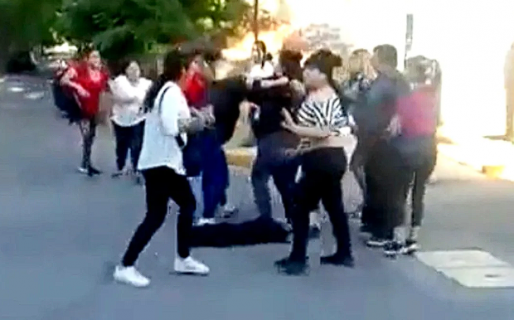 Un grupo de madres protagonizó una importante batalla campal a la salida del colegio