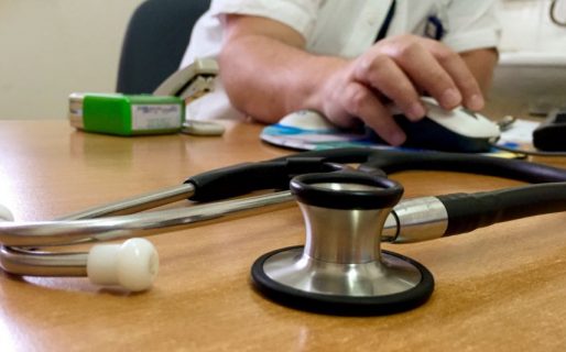 El Gobierno recortó por decreto un subsidio a las obras sociales