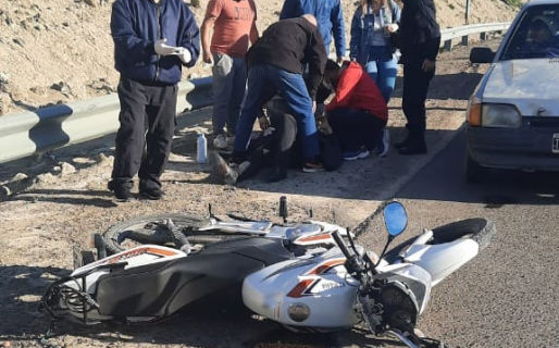 Quiso esquivar un pozo y protagonizó un fuerte accidente