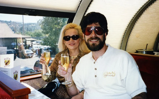 Un marido millonario y una esposa dispuesta a matar para sacarle todo, incluso los ojos