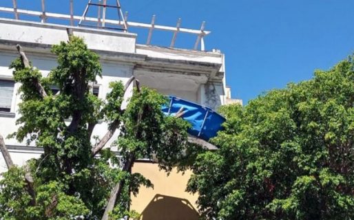 Voló una pileta y quedó colgada entre dos árboles