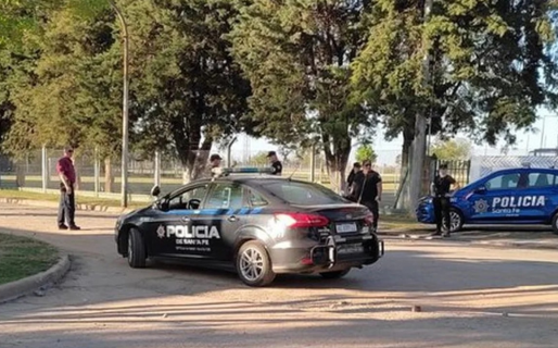 Un efectivo de Infantería perdió el equilibrio, cayó aparatosamente en pleno operativo y las redes estallaron