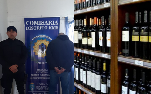 Robó dos finos vinos en un supermercado
