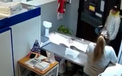 “Salgo a robar porque lo necesito”: asaltó una pescadería y le pidió un beso a la empleada antes de huir