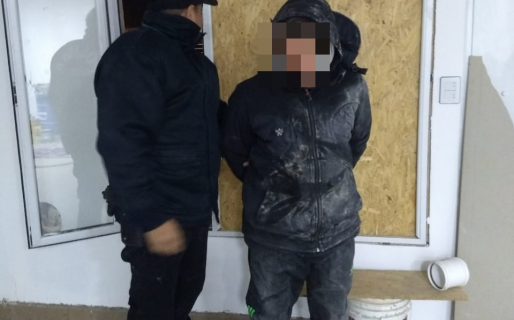 Robó una casa en construcción y el dueño le dio una golpiza