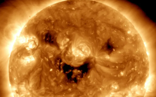 La NASA fotografió al sol “sonriendo” y hubo una catarata de memes
