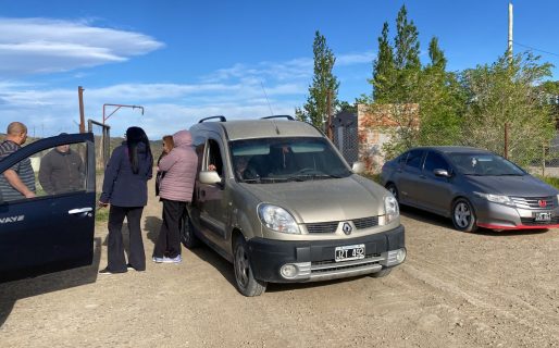 Vecinos de Los Tres Pinos bloquean el ingreso al cargadero de agua
