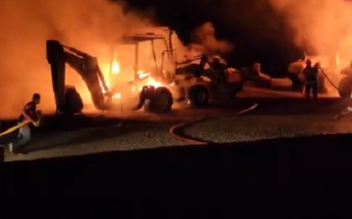 Mapuches atacaron a un sereno, incendiaron maquinaria vial y dejaron un mensaje amenazante