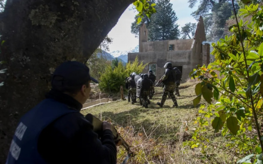 Tensión en Villa Mascardi: Más 200 agentes trabajando en la zona, 8 detenidos y fuerte ataque a periodistas