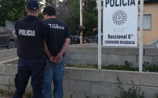 Le pegó a su pareja, la encerró en la casa y mordió a un policía
