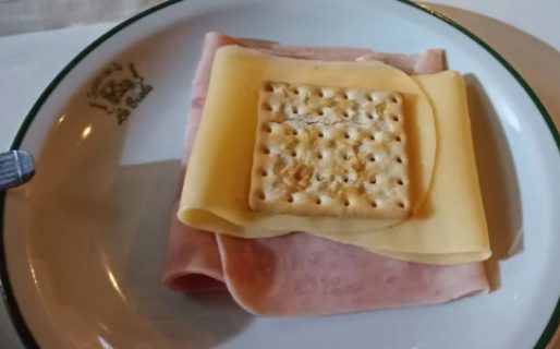 Pidió una galletita de agua con jamón y queso, el precio se volvió viral