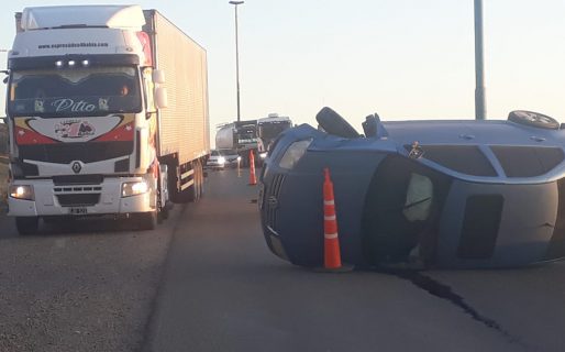 Quiso pasar un camión y protagonizó un fuerte vuelco