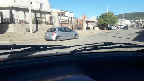 Dejaron un auto estacionado y a las pocas horas le robaron todas las ruedas