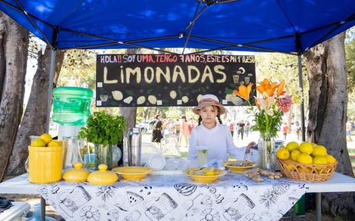 Con solo 7 años prepara y vende las mejores limonadas de Ciudadela