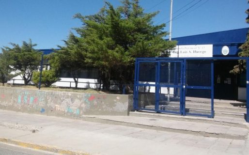 Alumnos de la Escuela Nº 43 llevan más de dos semanas sin clases y padres exigen respuestas