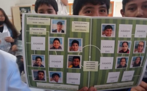 En una escuela crearon un álbum de figuritas con las caras de los alumnos