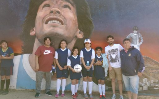 Ante el mural de Maradona los más pequeños disfrutaron de una jornada recreativa