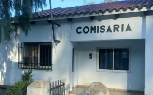 Siete ladrones asaltaron una comisaría, maniataron a los policías y les robaron