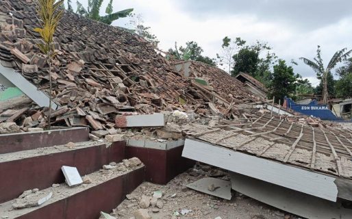 Un fuerte terremoto en Indonesia dejó 46 muertos y más de 700 heridos