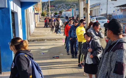 Bono refuerzo: interminable fila en la ciudad para consultar sobre el beneficio