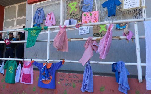 Jardín 406: colgaron guardapolvos y mochilas para pedir Justicia