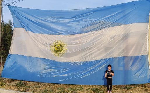 Bandera gigante en kilómetro 3