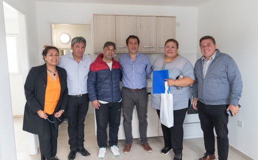 Luque entregó dos nuevas viviendas sociales en zona norte