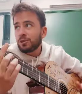 La exitosa técnica de Guille, el docente que da clases a puro reguetón