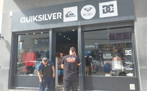 Intentaba robar ropa de un local céntrico y fue detenido