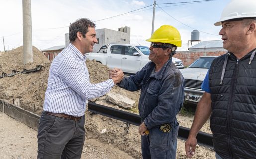 Luque recorrió importante obra de pavimento en barrio Castelli