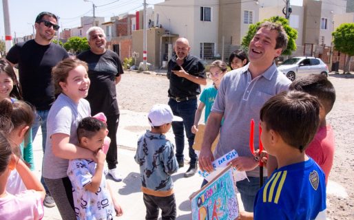 Luque visitó a niños del barrio Padre Juan Corti
