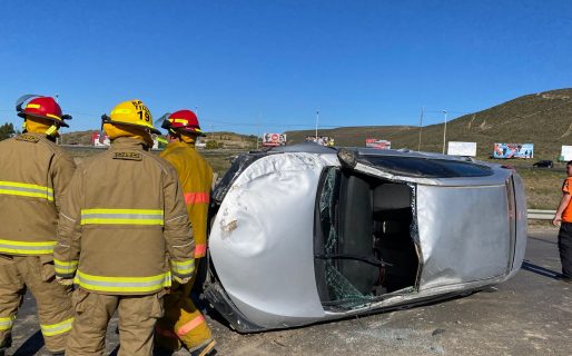 Fuerte accidente en 3 y 26: Un vehículo volcó en la rotonda