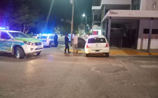 Perdió el control de su auto e impactó contra el semáforo de la Catedral