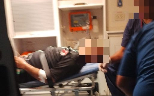 Un hombre discutía con su hijo de 19 años y se autolesionó con un cuchillo