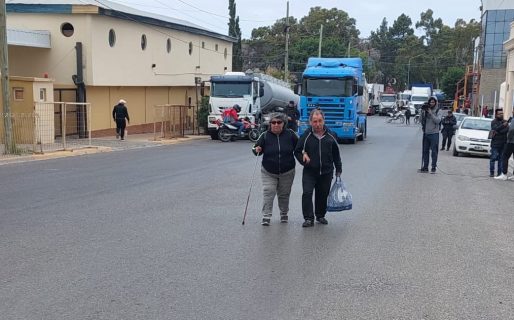 Una mujer no vidente decidió caminar por el corte en Fiscalía: «Entiendo la situación»