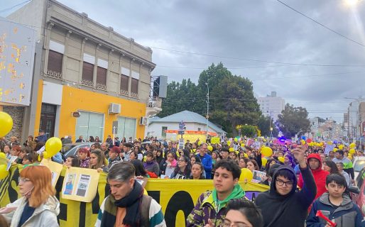 Al grito de «los niños no se tocan», cientos de vecinos acompañaron a los padres del Jardín N°406