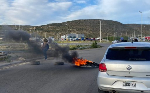 Caos vehicular: Padres, familiares de los niños presuntamente abusados en el Jardín N°406 cortaron Ruta 3 y 26