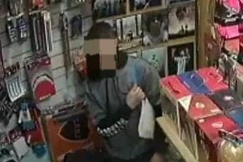 Robó una camiseta en un comercio céntrico y su dueño solicita que la devuelva