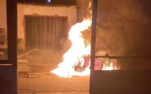 No fue tragedia de milagro: se incendió un auto cuando estaba una joven y su bebé adentro