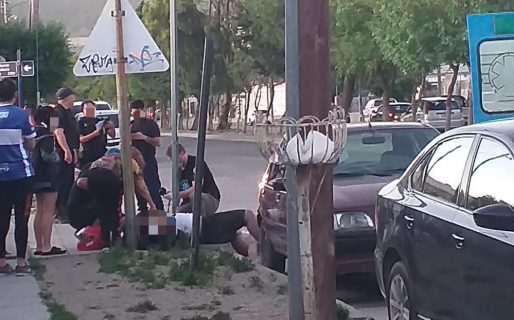 Un motociclista fue embestido por un auto y debió ser trasladado al hospital