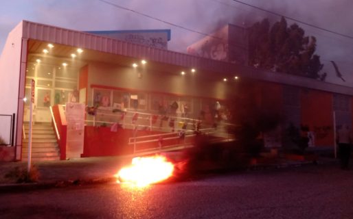 Un grupo de padres se manifiesta frente al Jardín N°406, custodiado por la Policía