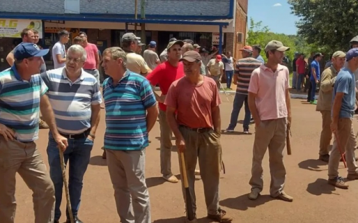 “Vayan a laburar”: a garrotazos, vecinos evitaron que piqueteros corten una calle